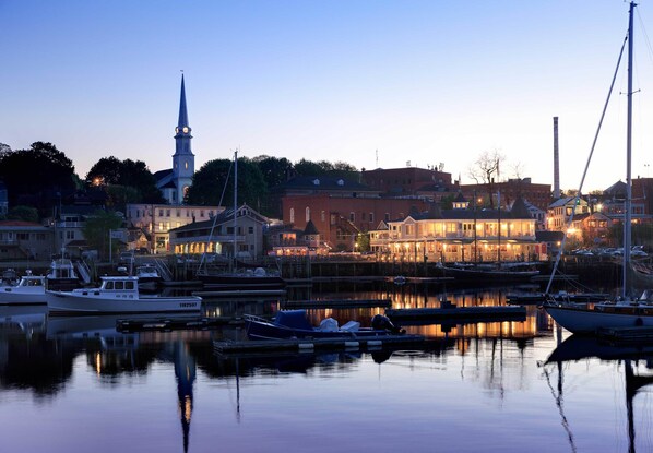 واجهة المنشأة - في المساء/الليل