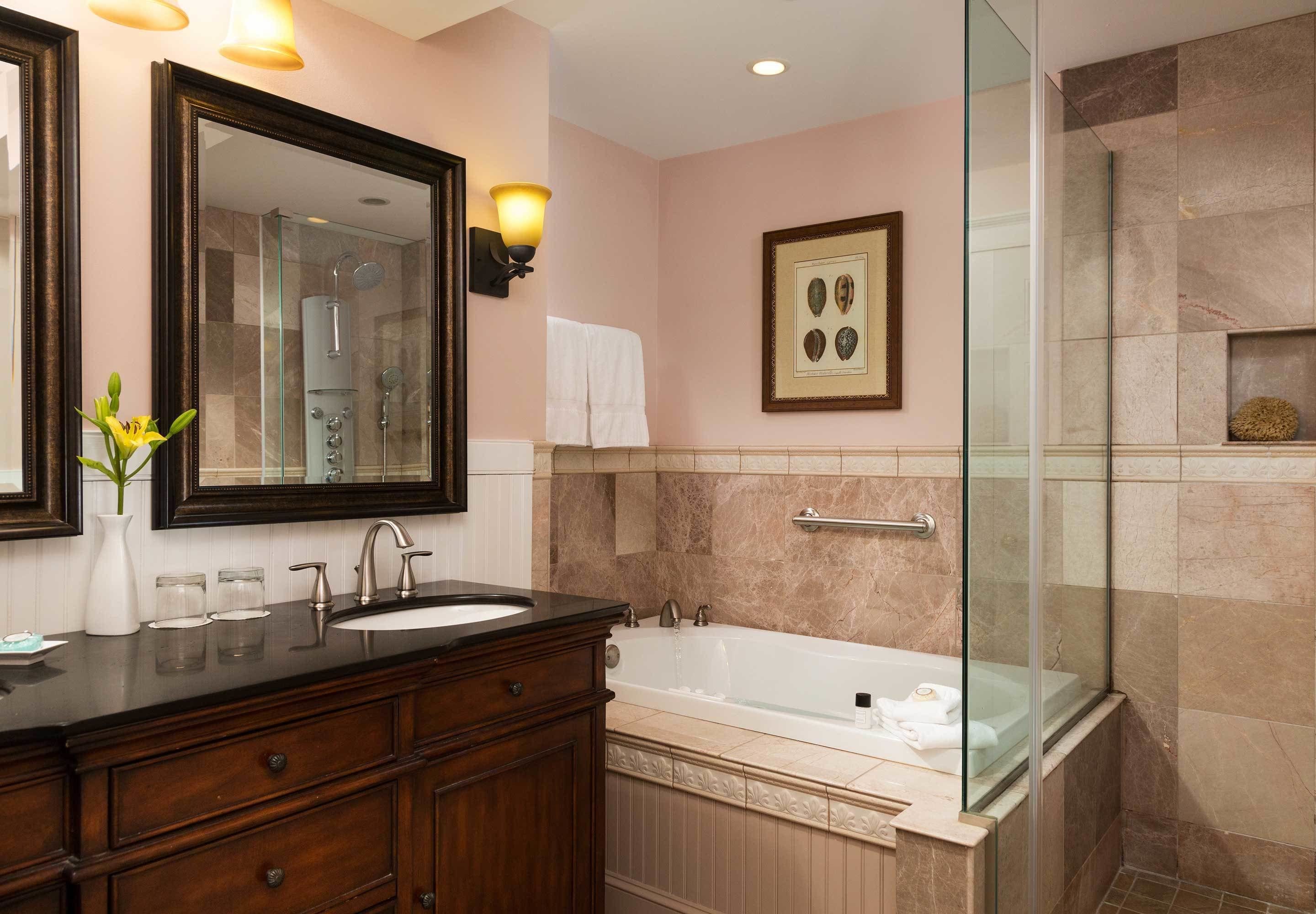 separate bathtub and shower, jetted bath, hydromassage showerhead