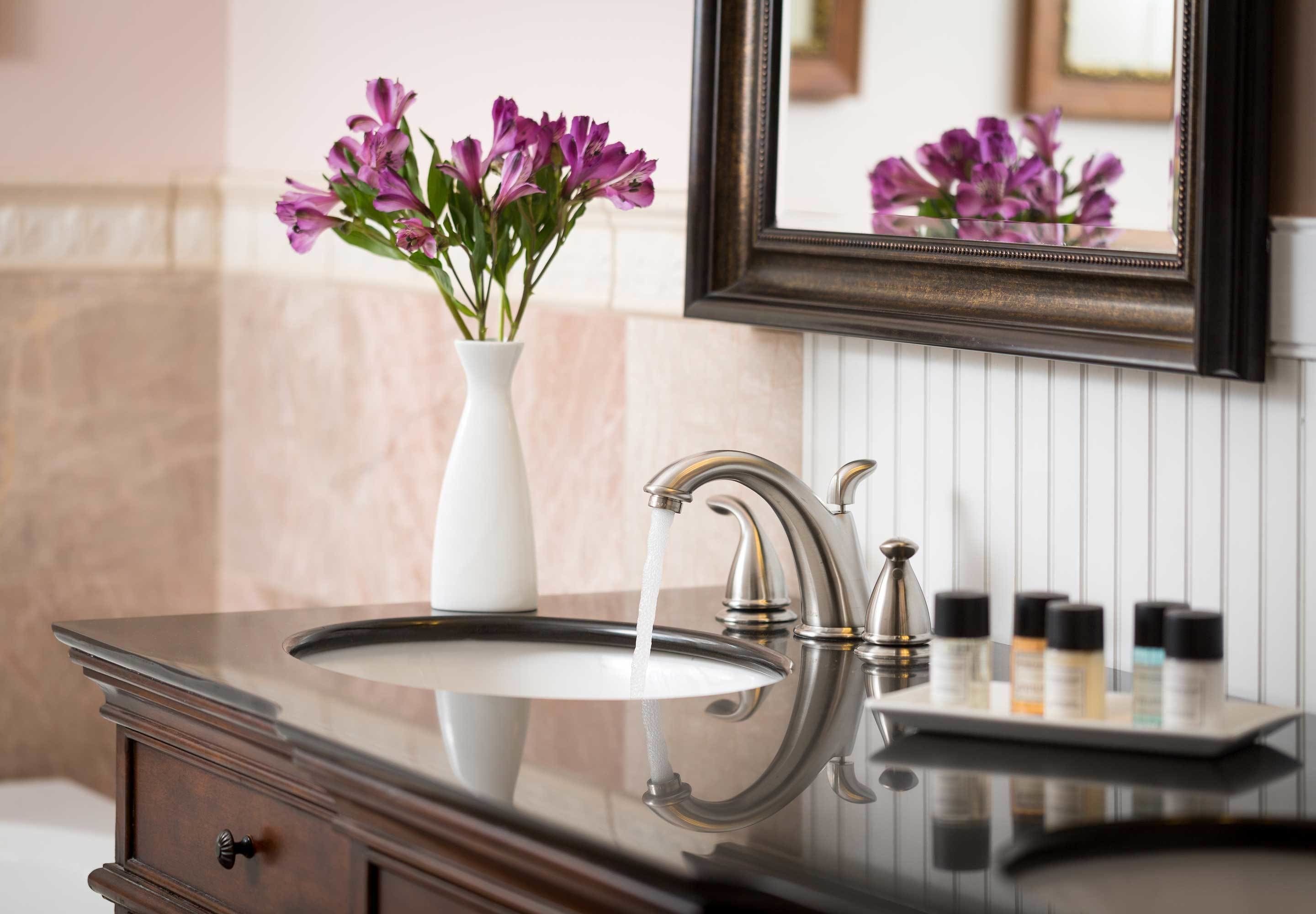 separate bathtub and shower, jetted bath, hydromassage showerhead