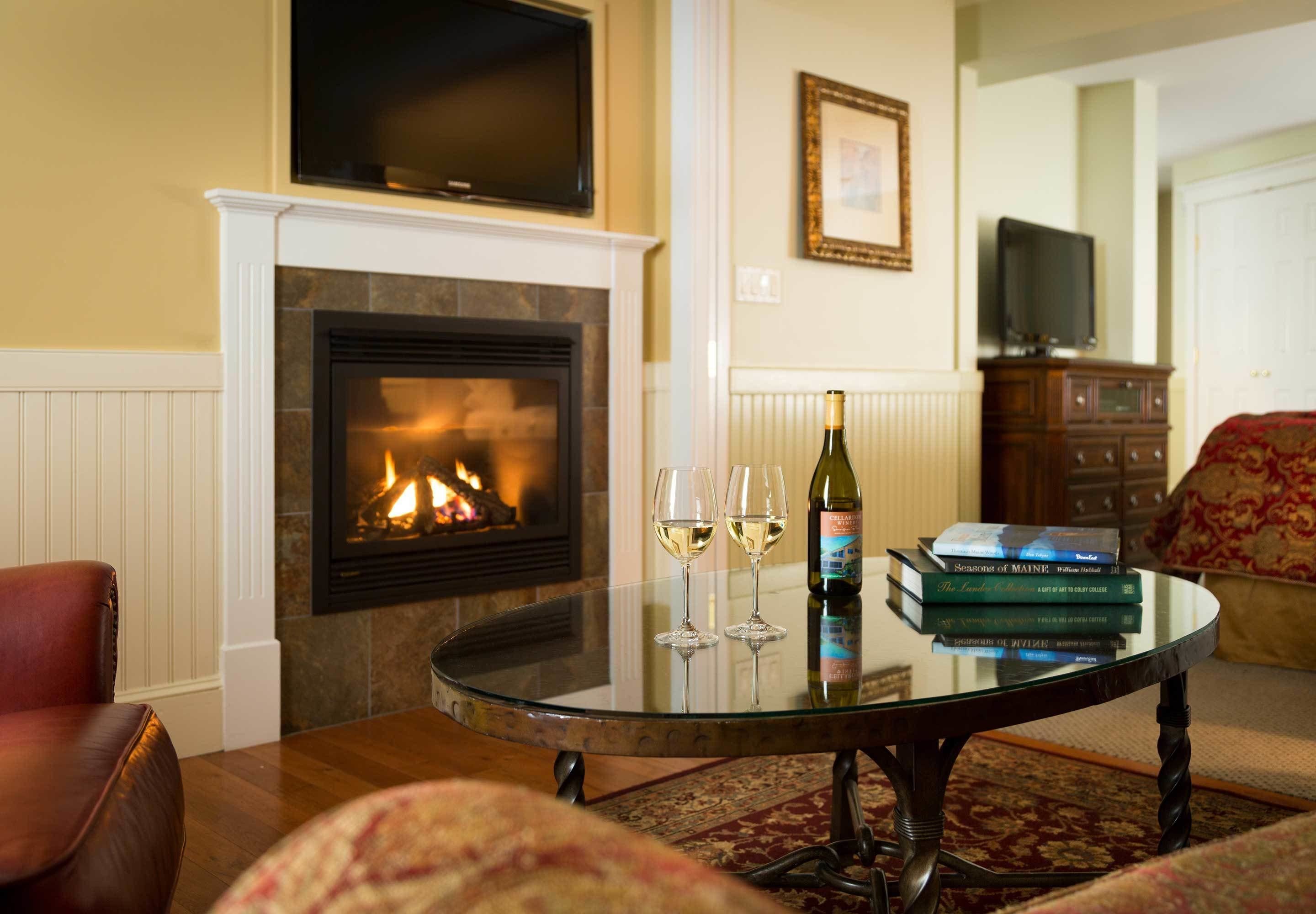 suite, 1 king bed | living room | 37-inch lcd tv with cable channels, tv, fireplace