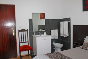 Habitación básica doble, baño compartido | Baño | Ducha y secador de pelo