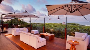 10 restaurants, breakfast, lunch, dinner served; international cuisine