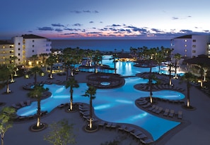 2 piscinas externas, guarda-sóis, espreguiçadeiras