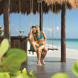 7 bars/lounges, 2 poolbars, een swim-up bar, een strandbar
