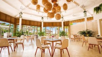 10 restaurants, breakfast, lunch, dinner served; international cuisine