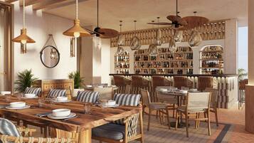 Un restaurante con mobiliario de madera, luces colgantes y una zona de bar con estantes llenos de botellas.