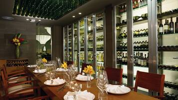 9 restaurants, breakfast, lunch, dinner served; international cuisine