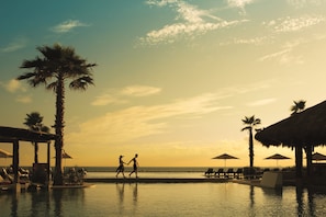 2 piscines extérieures, parasols de plage, chaises longues