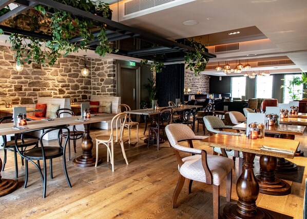 供应早餐、午餐和晚餐,英国菜