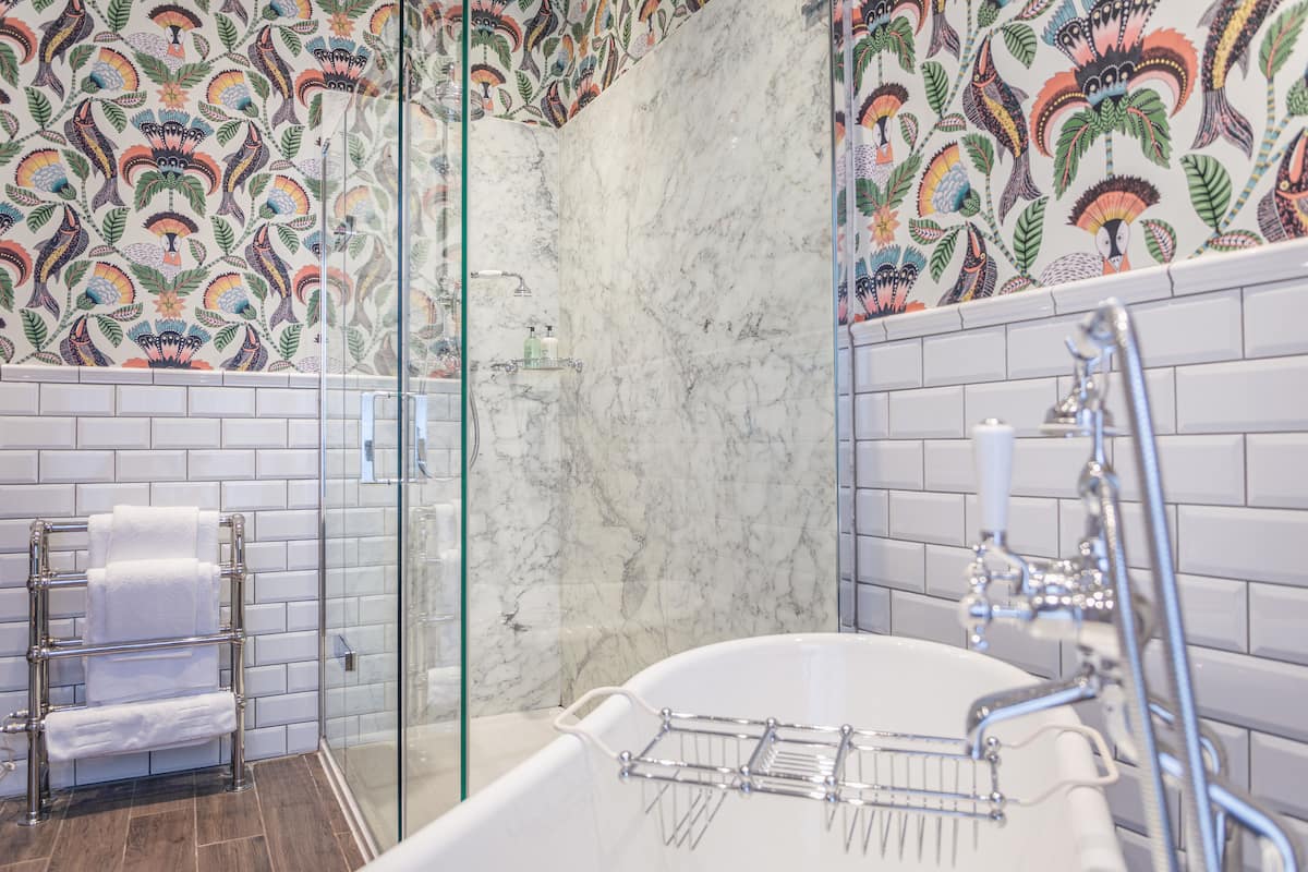 deluxe double room | bathroom | free toiletries, hair dryer, bathrobes, slippers