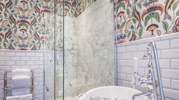 Deluxe Double Room | Bathroom | Free toiletries, hair dryer, bathrobes, slippers