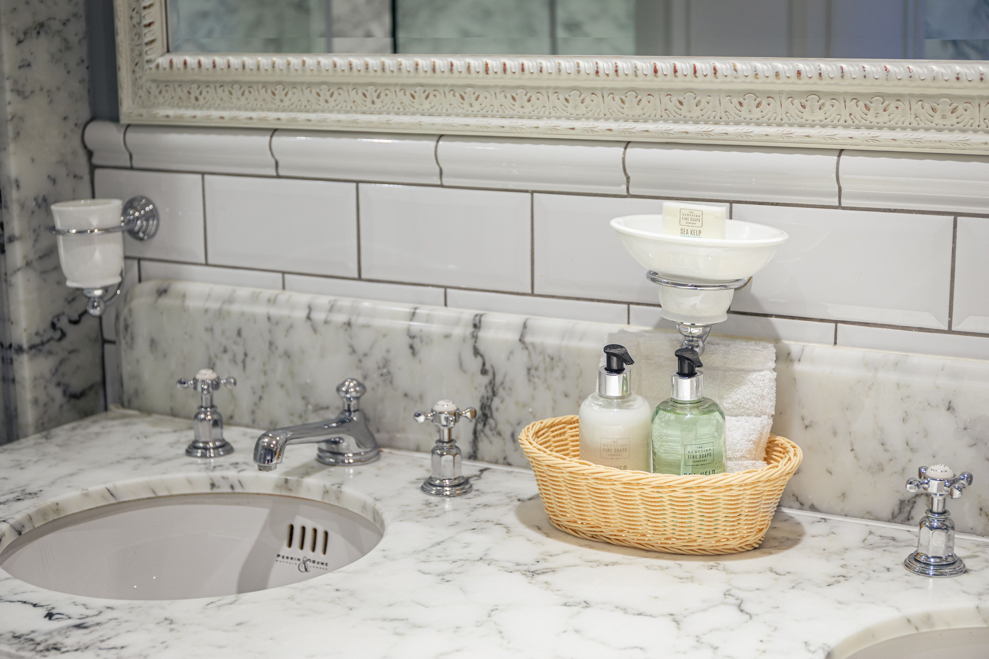 deluxe double room | bathroom | free toiletries, hair dryer, bathrobes, slippers