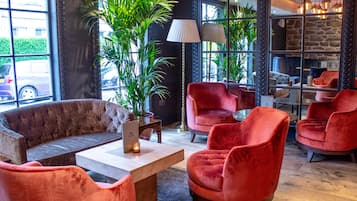 Breakfast, lunch, dinner served; British cuisine