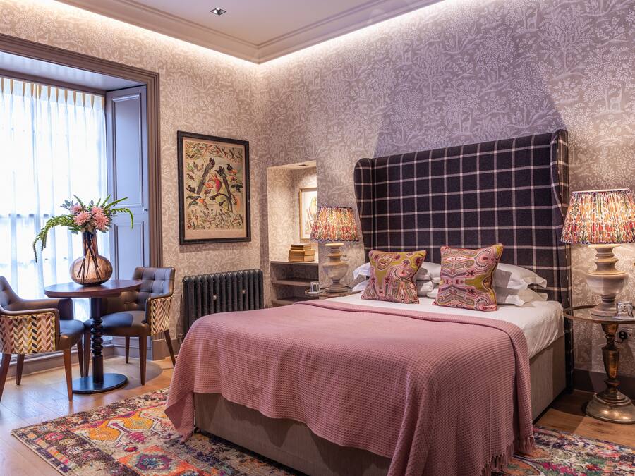 Deluxe Double Room | Bar mini, peti besi dalam bilik, meja, kalis bunyi