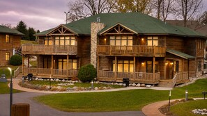Premium bedding, memory foam beds, desk, laptop workspace - Arrowwood Resort Hotel and Conference Center - Alexandria, MN (Alexandria)