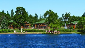 A lakeside lodge with multiple cabins, a dock, and a fountain. - Arrowwood Resort Hotel and Conference Center - Alexandria, MN (Alexandria)