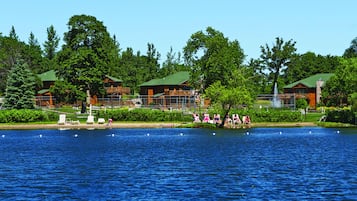 In Strandnähe, Liegestühle, Wasserski, Volleyball