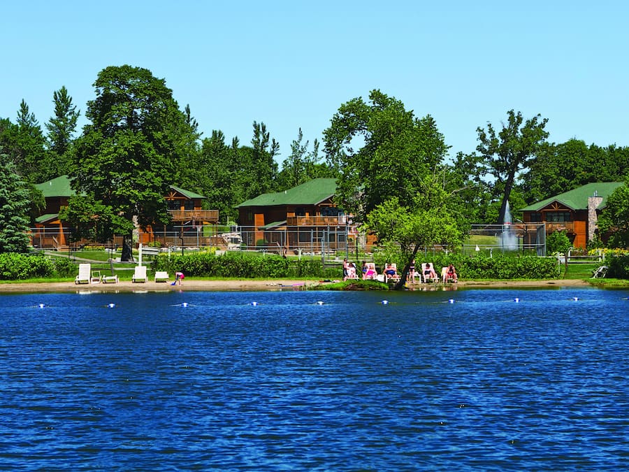 Aurinkotuoleja, vesihiihtomahdollisuus, rantalentopallomahdollisuus