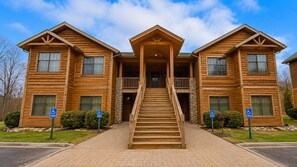 Premium bedding, memory foam beds, desk, laptop workspace - Arrowwood Resort Hotel and Conference Center - Alexandria, MN (Alexandria)
