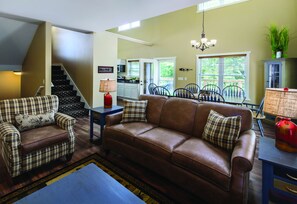 Zimmer, Mehrere Betten | Wohnbereich | Flachbildfernseher