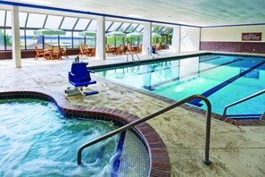 Indendørs pool, sæsonbestemt udendørs pool, døgnåben, parasoller
