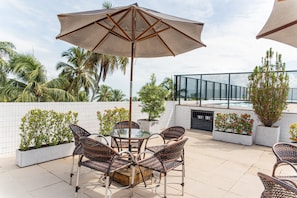 Piscina externa, guarda-sóis, espreguiçadeiras