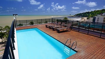 Piscina externa, guarda-sóis, espreguiçadeiras