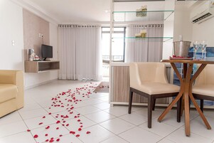 Camera familiare, vista oceano | Minibar, con stile personalizzato, tende oscuranti, Wi-Fi gratuito