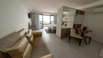 Minibar, decoración personalizada, cortinas blackout y wifi gratis