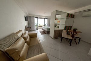 Minibar, decoración personalizada, cortinas blackout y wifi gratis 