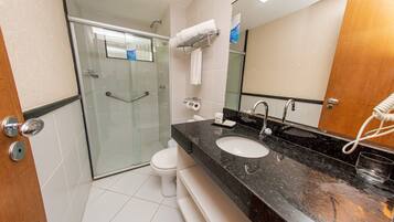 Quarto superior, 1 cama de casal e sofá-cama | Banheiro | Chuveiro, secador de cabelo (mediante solicitação), toalhas de banho