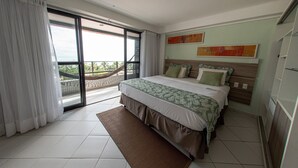 A bedroom with a bed, a large window, and a view of the outdoors. - Nobile Inn Cabo Branco (João Pessoa)