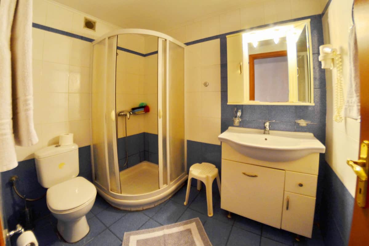 triple room | bathroom | shower, free toiletries, hair dryer, towels