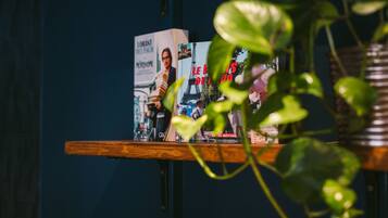 Uma estante com livros e um vaso de planta.