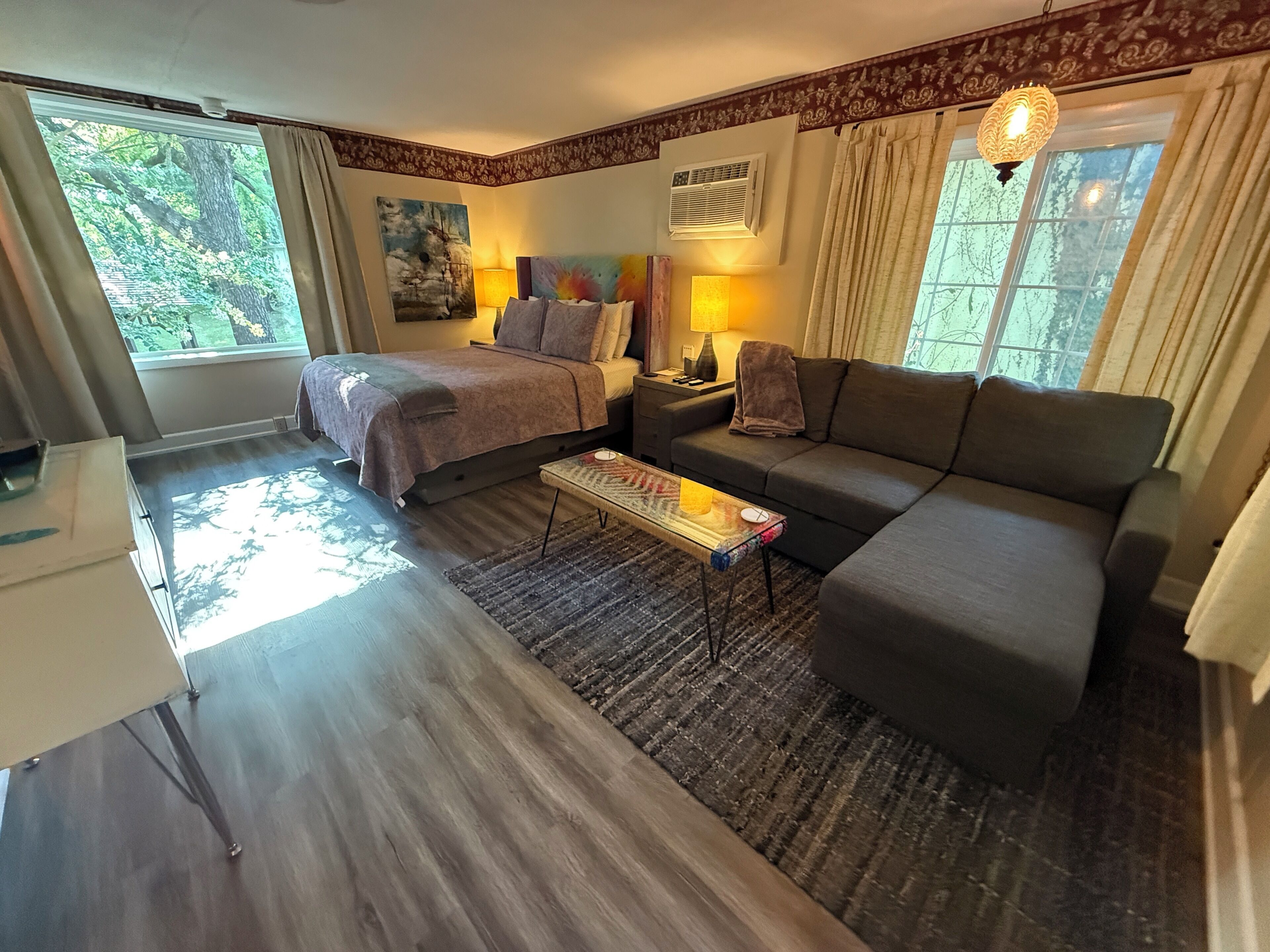 Cabana Deluxe, 1 llit de matrimoni i sofà llit (Courtyard Delight) | Roba de llit d'alta qualitat i decoració individual 