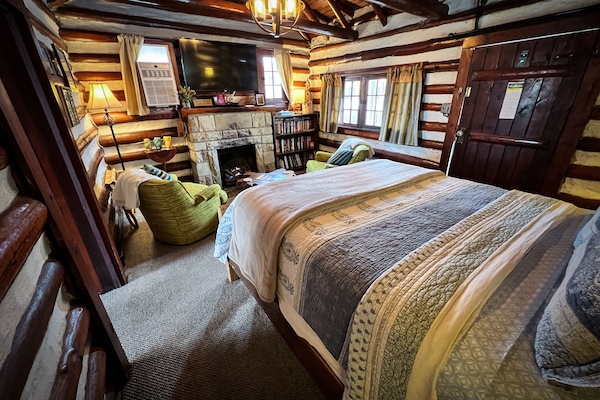 Deluxe Cabin, 1 Queen Bed (Log Cabin) | Premium bedding, individually decorated, individually furnished