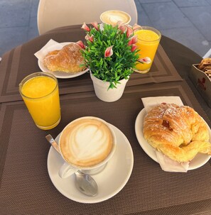 Free daily continental breakfast 