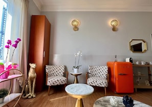 LCD TV - Bon Ton Design Rooms by DOT Suites (Rome)