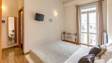 Doppelzimmer, 1 Doppelbett, Balkon | Minibar, Zimmersafe, Schreibtisch, Bügeleisen/Bügelbrett