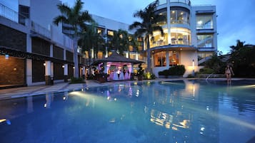 Outdoor pool, pool loungers