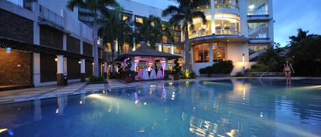 Outdoor pool, sun loungers