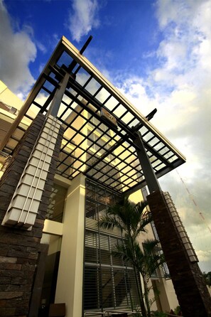 Un edificio moderno con fachada de vidrio y estructura metálica.