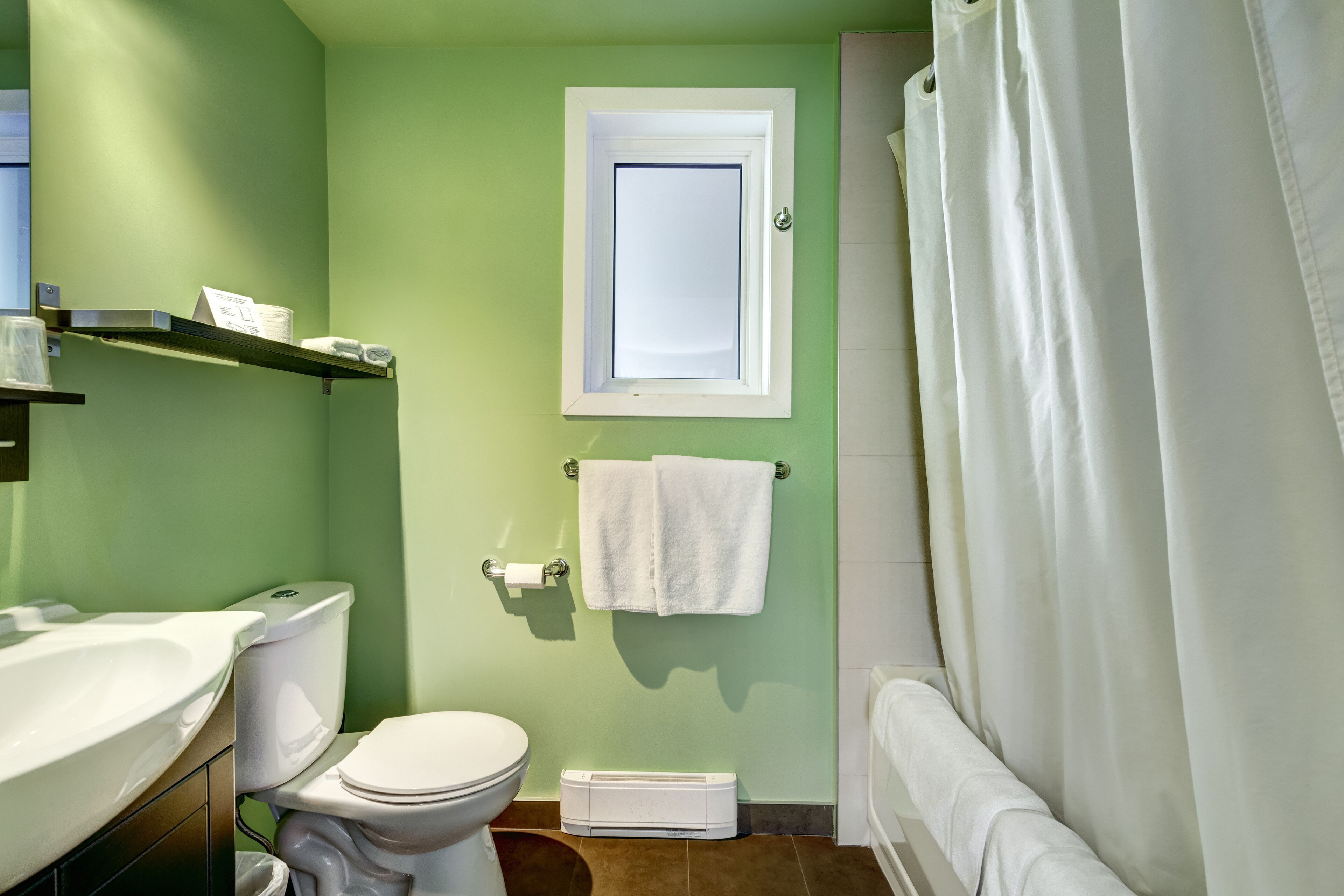 Un baño con inodoro, lavabo y bañera.