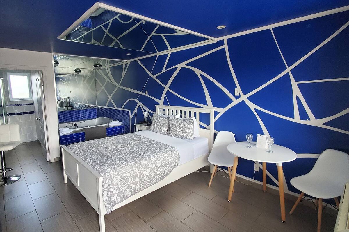 Tabla de planchar con plancha, wifi gratis y ropa de cama