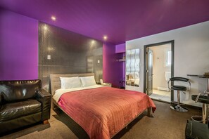 Iron/ironing board, free WiFi, bed sheets - Auberge St. Jacques (Montreal)