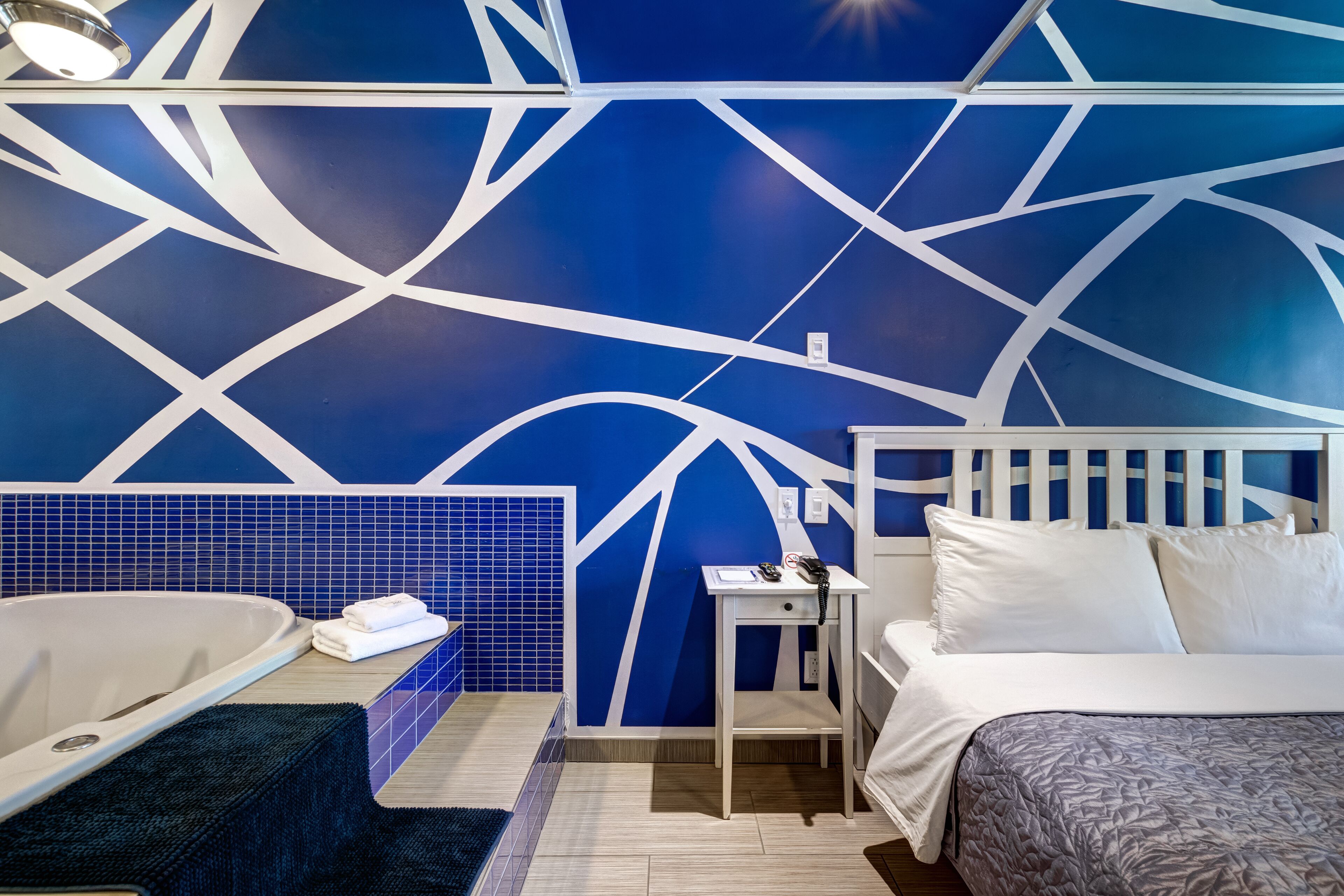 Chambre Supérieure, 1 grand lit, non-fumeurs, baignoire à jets | Fer et planche à repasser, Wi-Fi gratuit, draps fournis