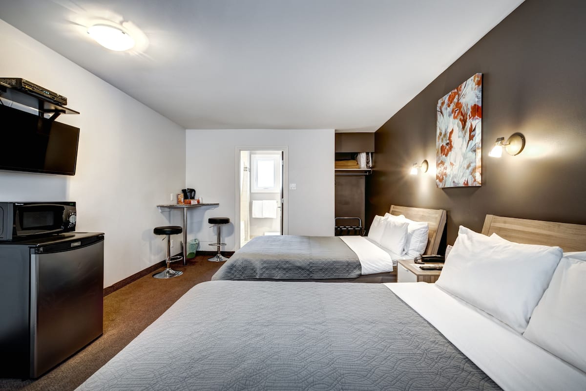 Habitación estándar, 2 camas matrimoniales, para no fumadores | Tabla de planchar con plancha, wifi gratis y ropa de cama