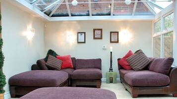 Sauna, hot tub, body treatments, aromatherapy, hot stone massages