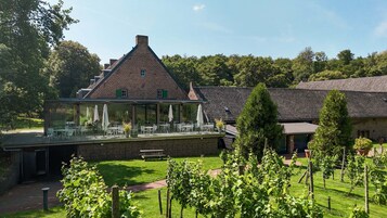 2 restaurantes; se sirve almuerzo y cena; cocina italiana