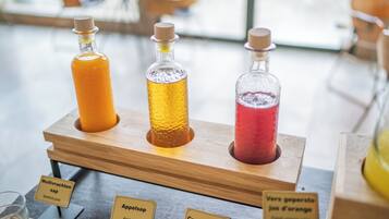 Se ofrece un desayuno bufé (29.90 EUR por persona)